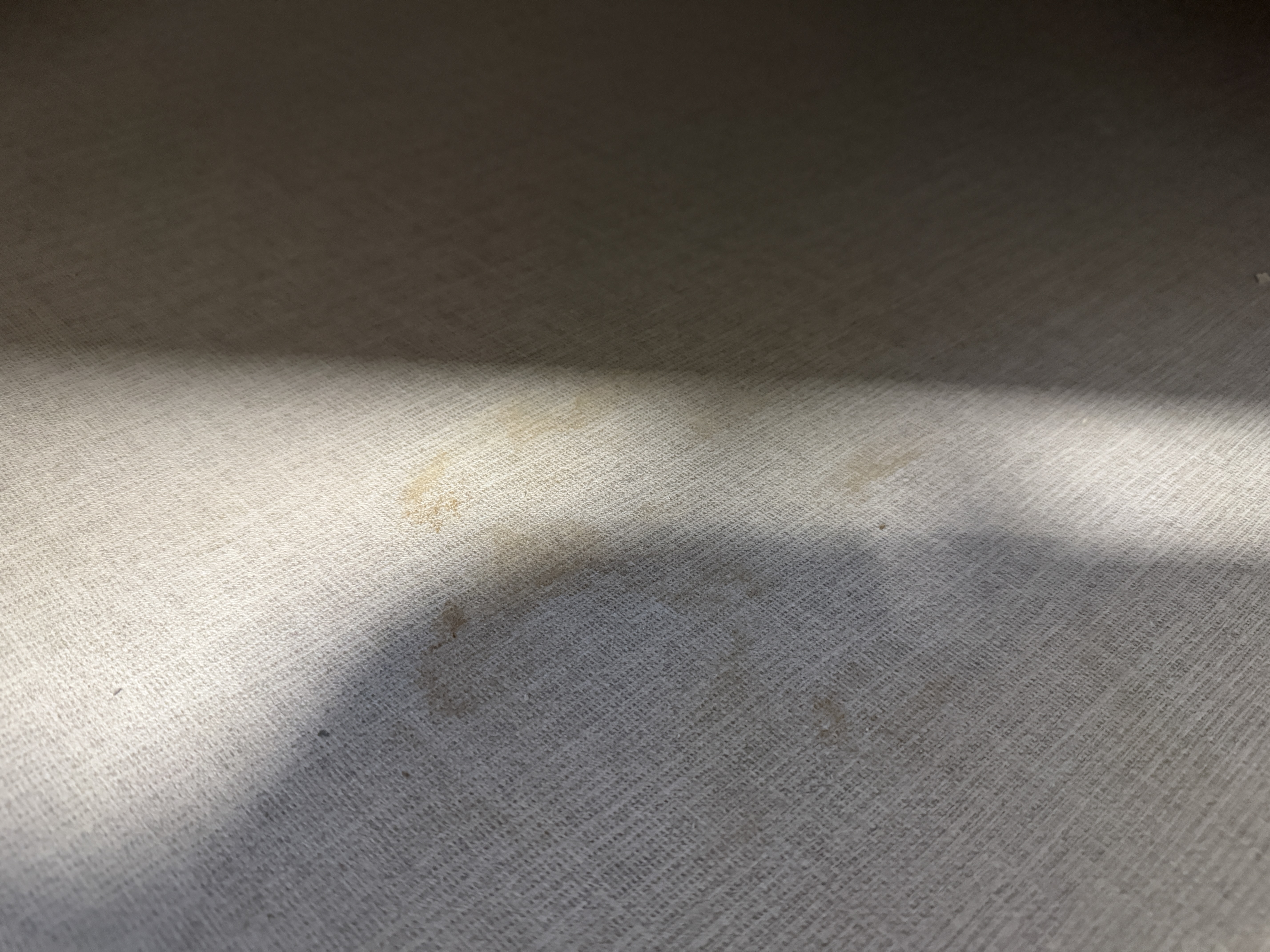 수납장 내부 바닥에 남아 있는 먼지