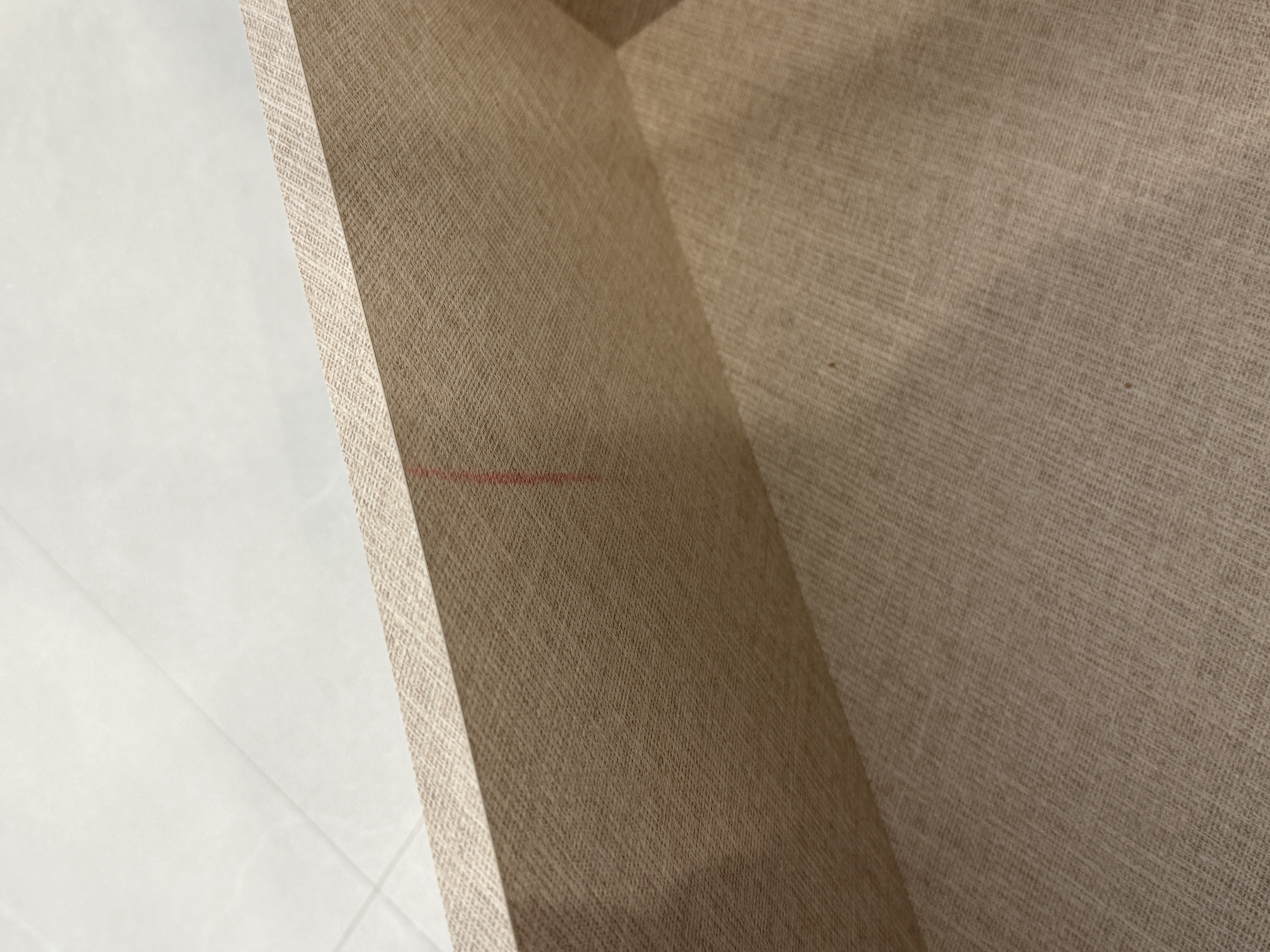 수납장 내부 빨간 펜 자국이 남아 있는 상태