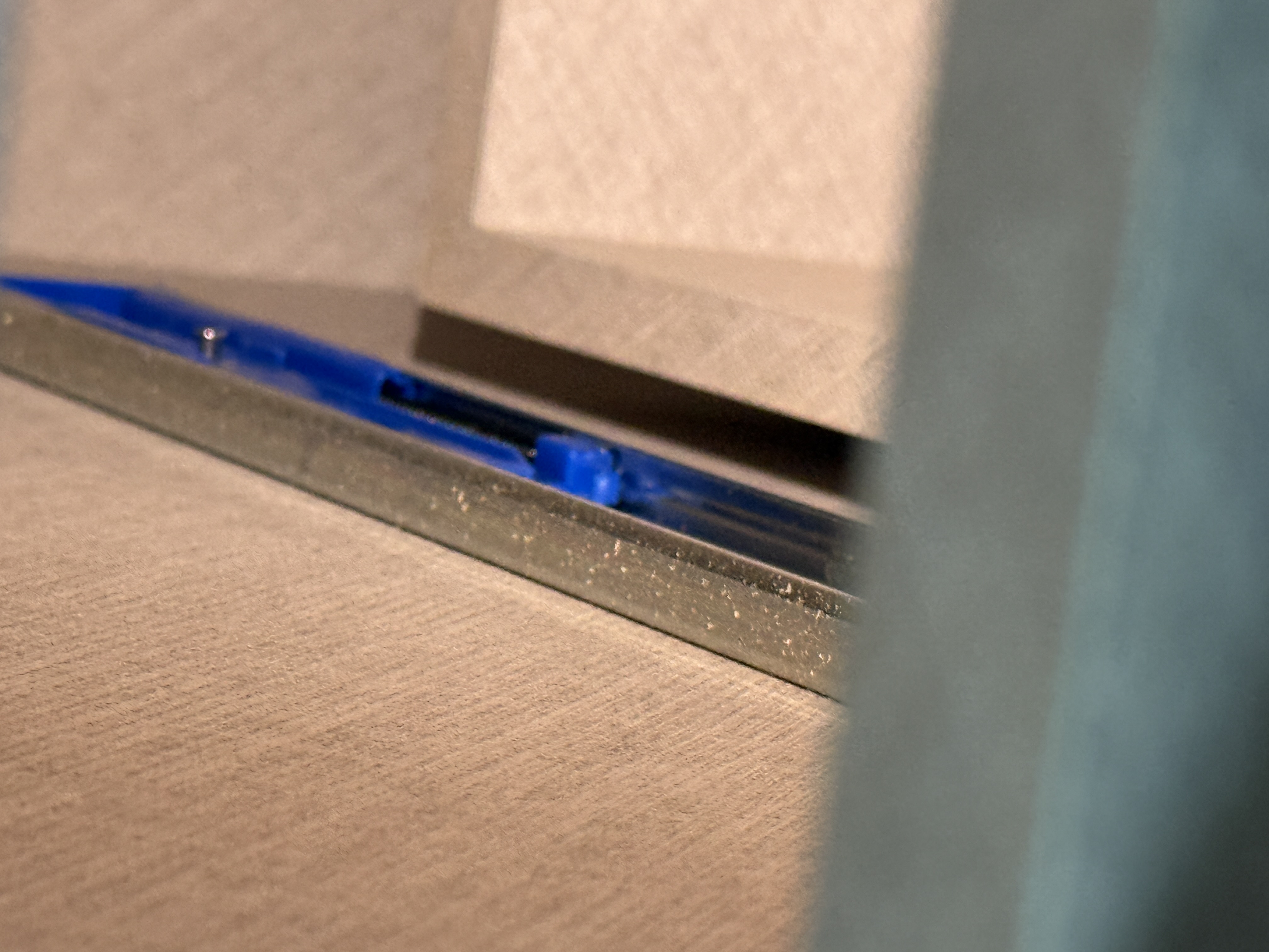 수납장 레일 상단에 남아 있는 분진 뭉치