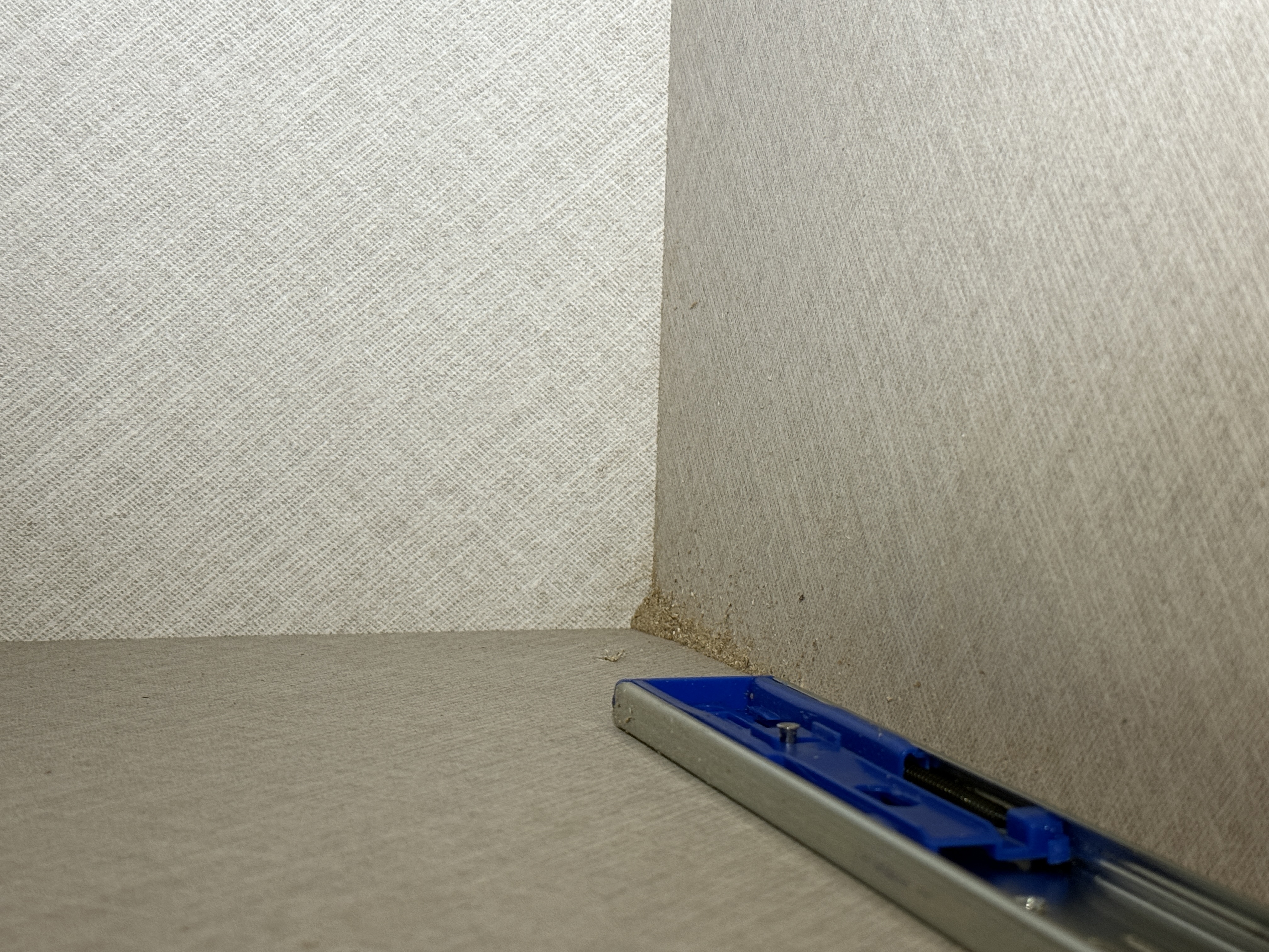 수납장 모서리 틈 사이에 남은 미세먼지