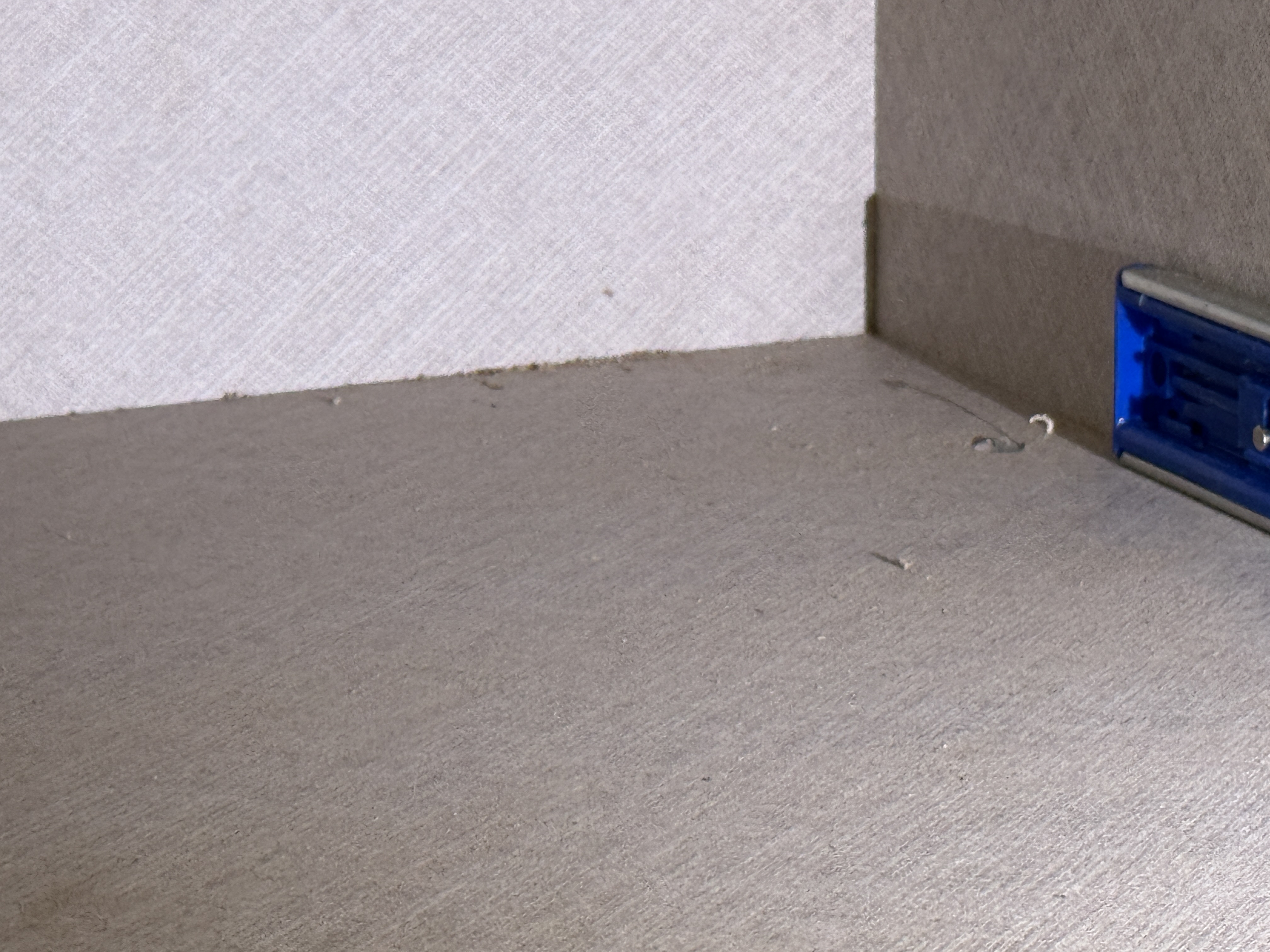 수납장 하단 틈에 쌓여 있는 분진