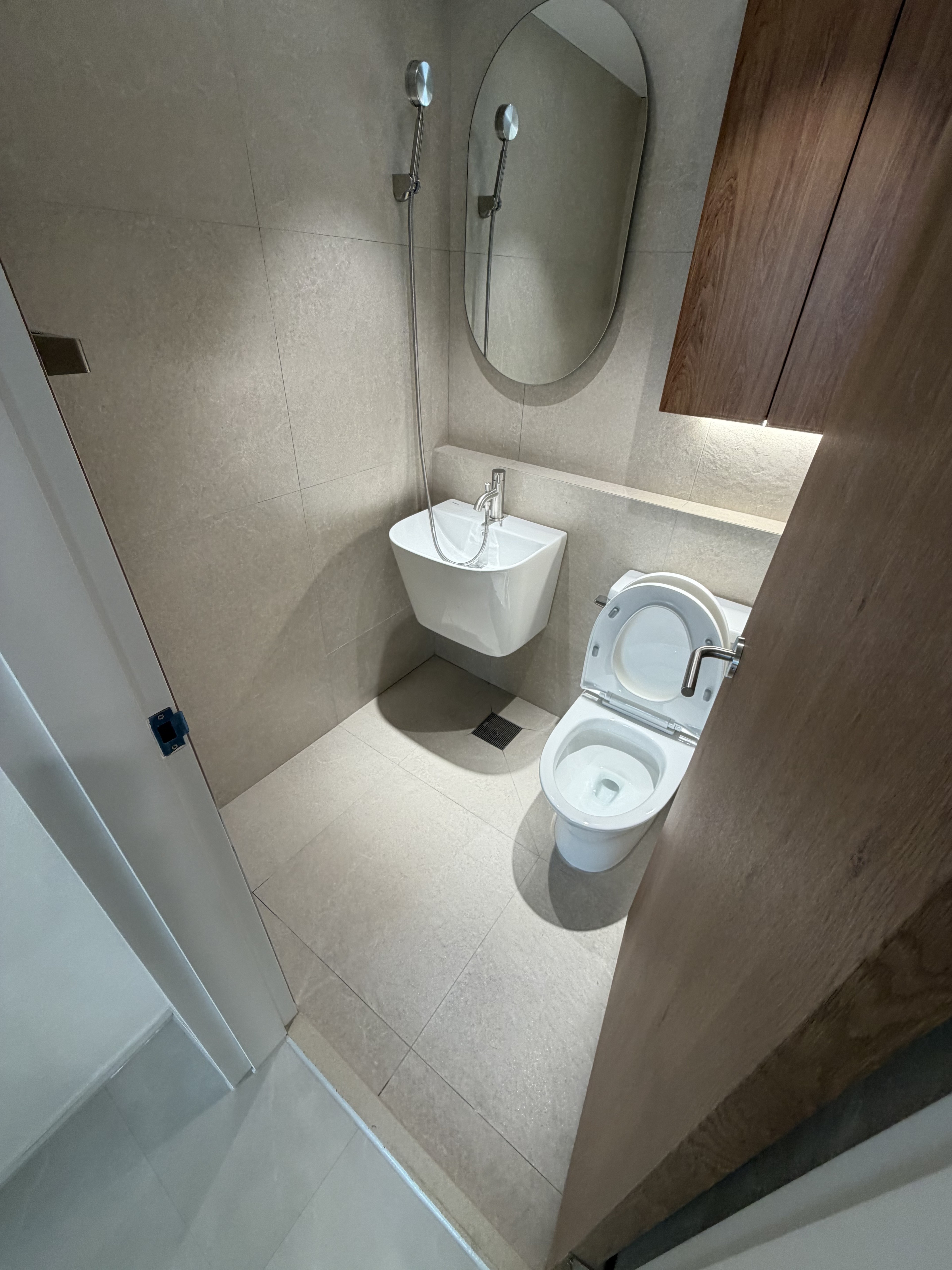 청소 완료 후 화장실 벽면 상태