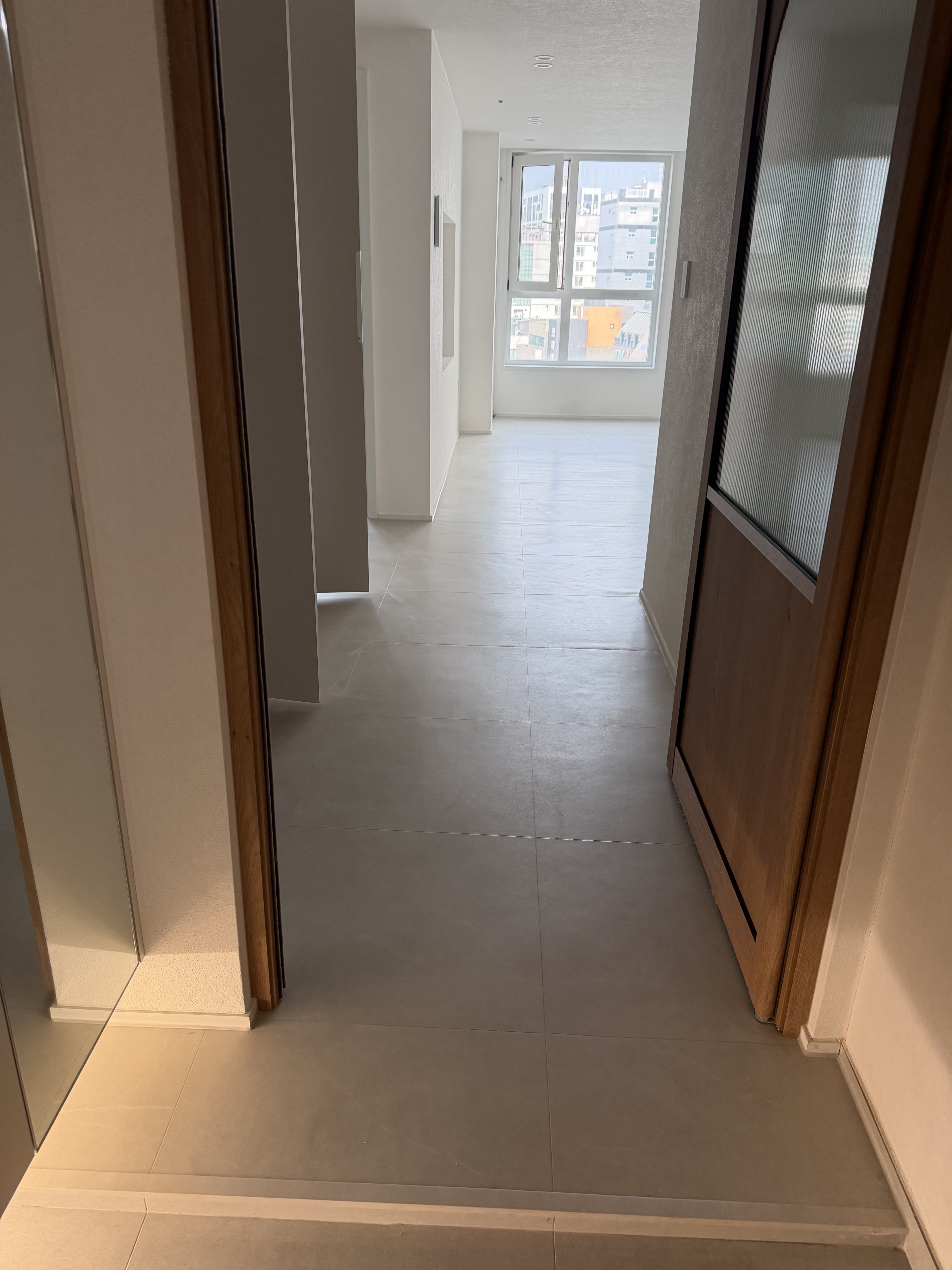 업체가 청소 완료 후 전송한 현관 복도 사진