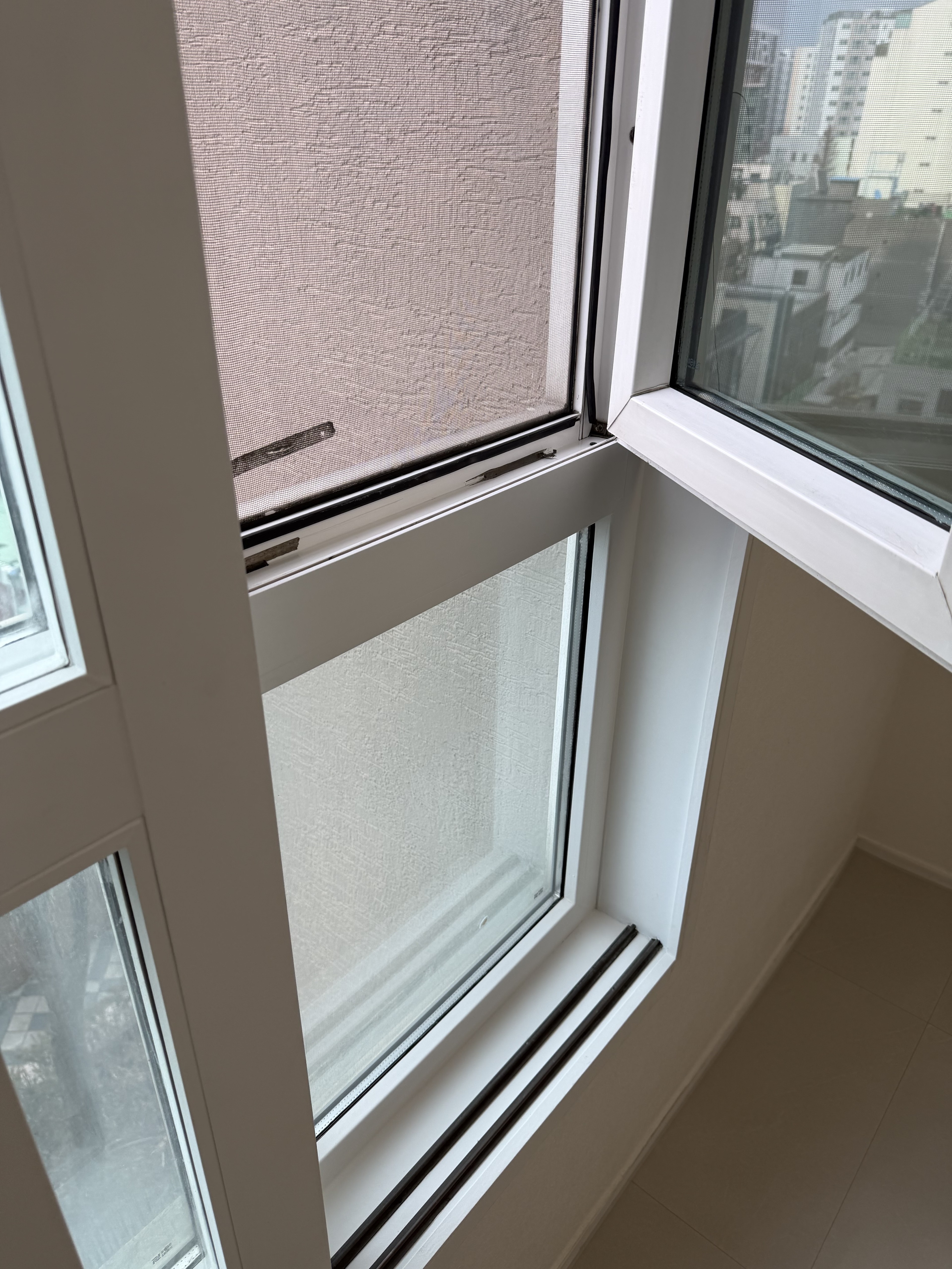 청소 완료 후 창문틀 사진 (업체 제공)