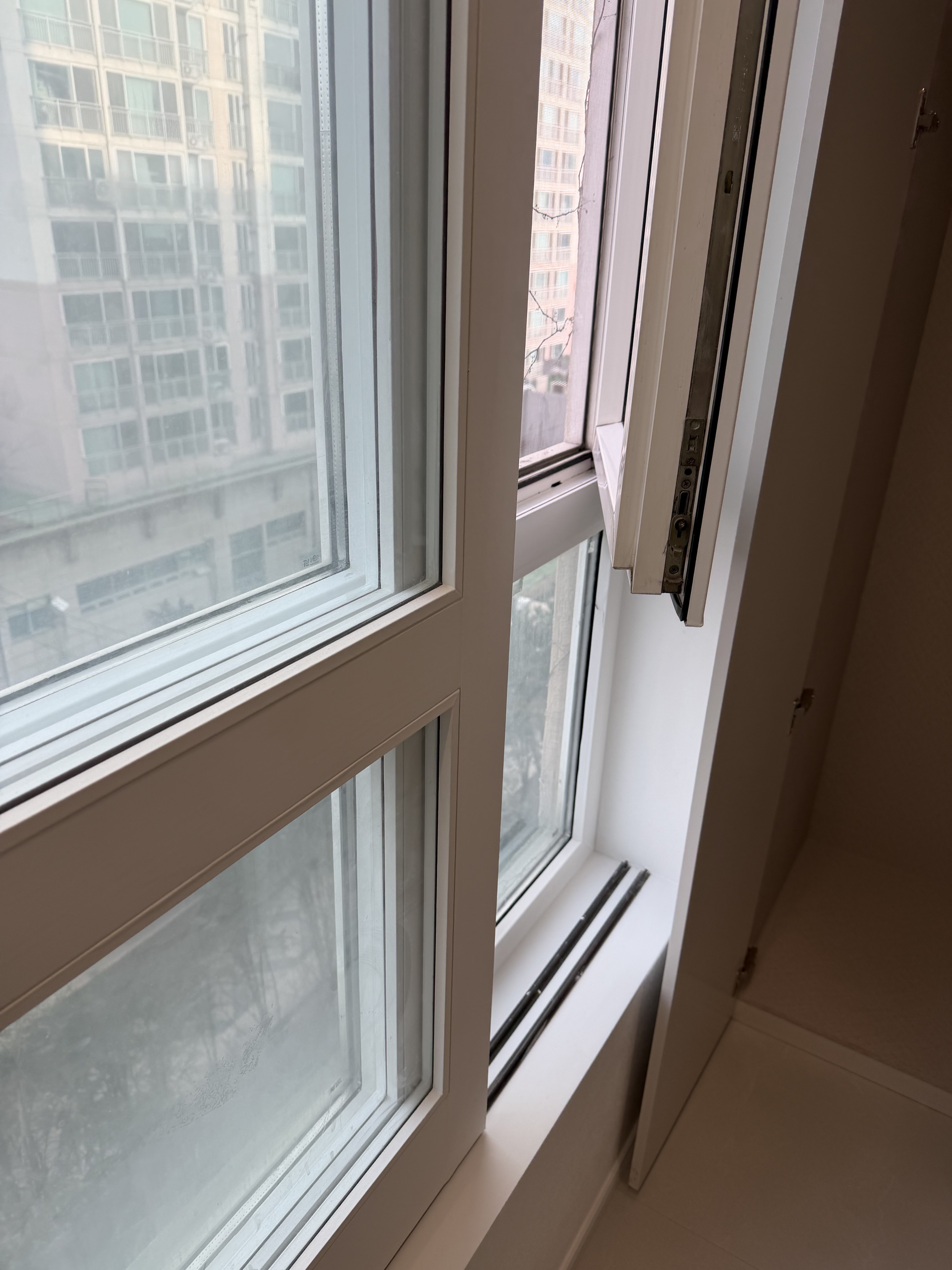 청소 완료 후 창문 레일 상태