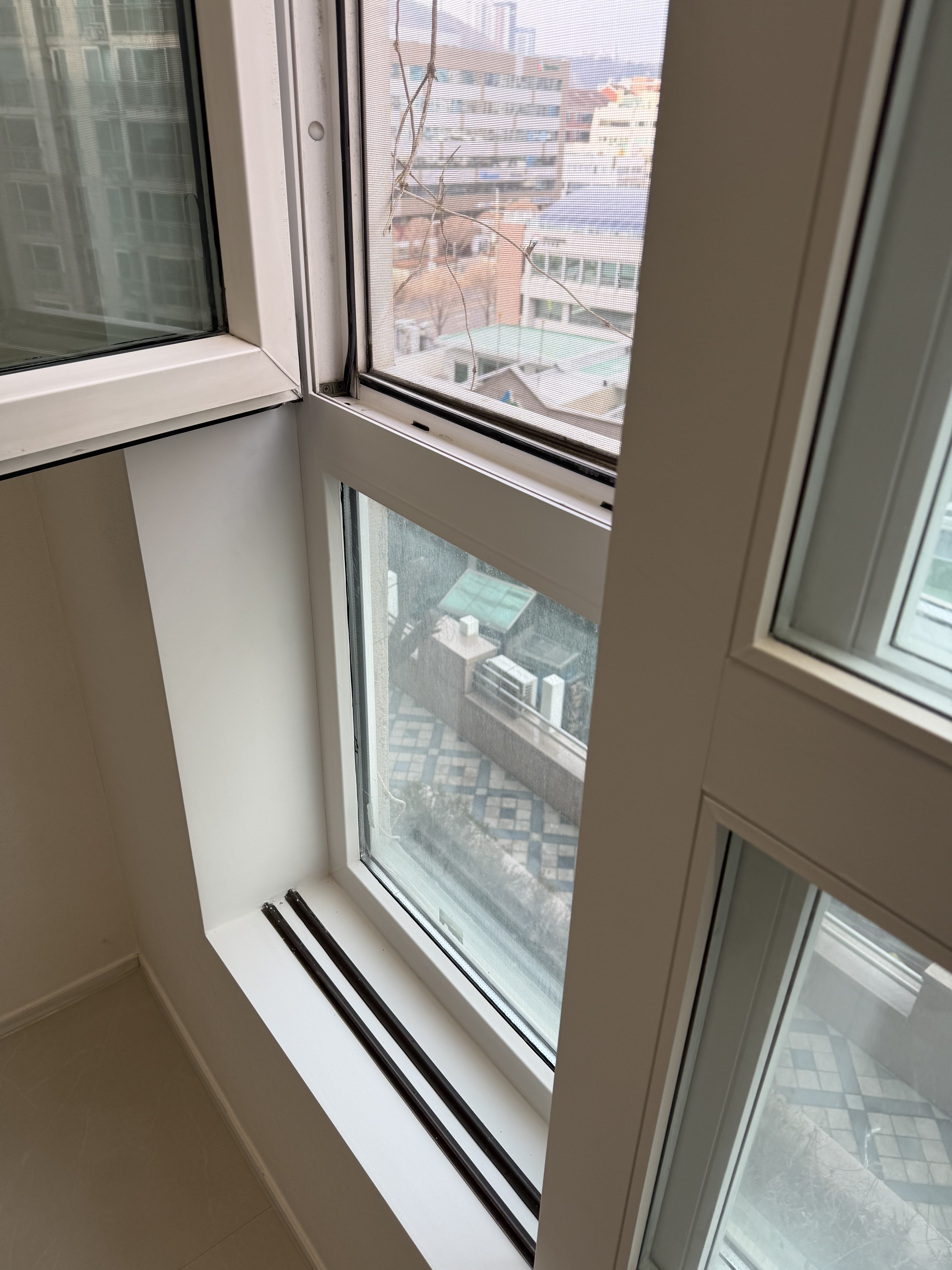 청소 완료 후 창문 하단 상태