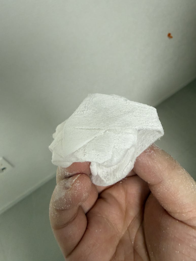 청소 후 수납장 문 하단 내 먼지