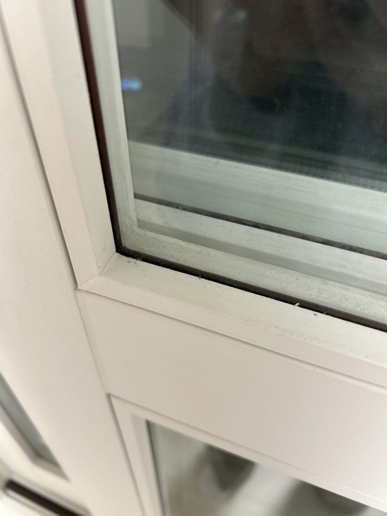 청소 후 신발장 구석 먼지