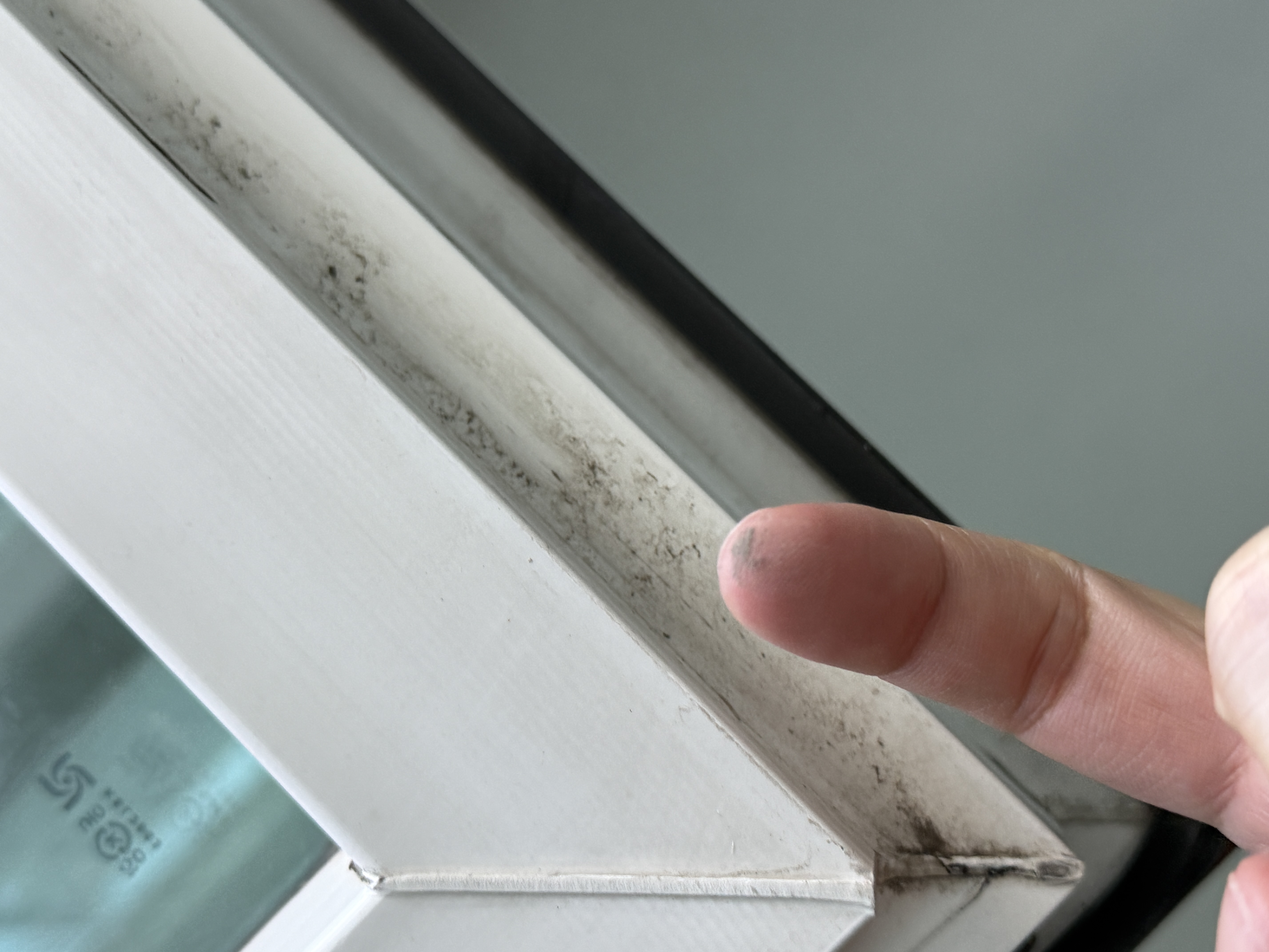 청소 후 창문틀-2