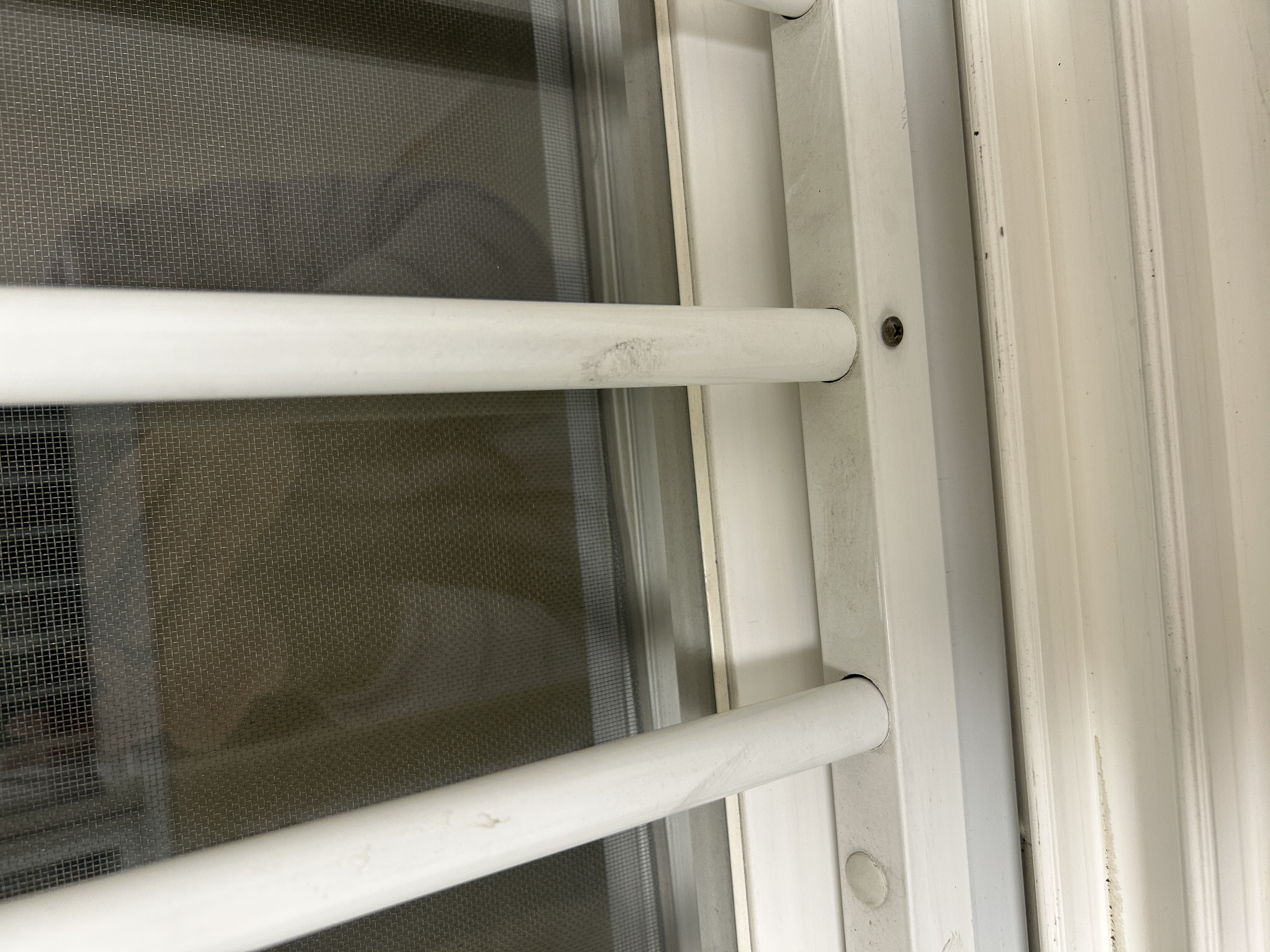 청소 후 창문틀-3