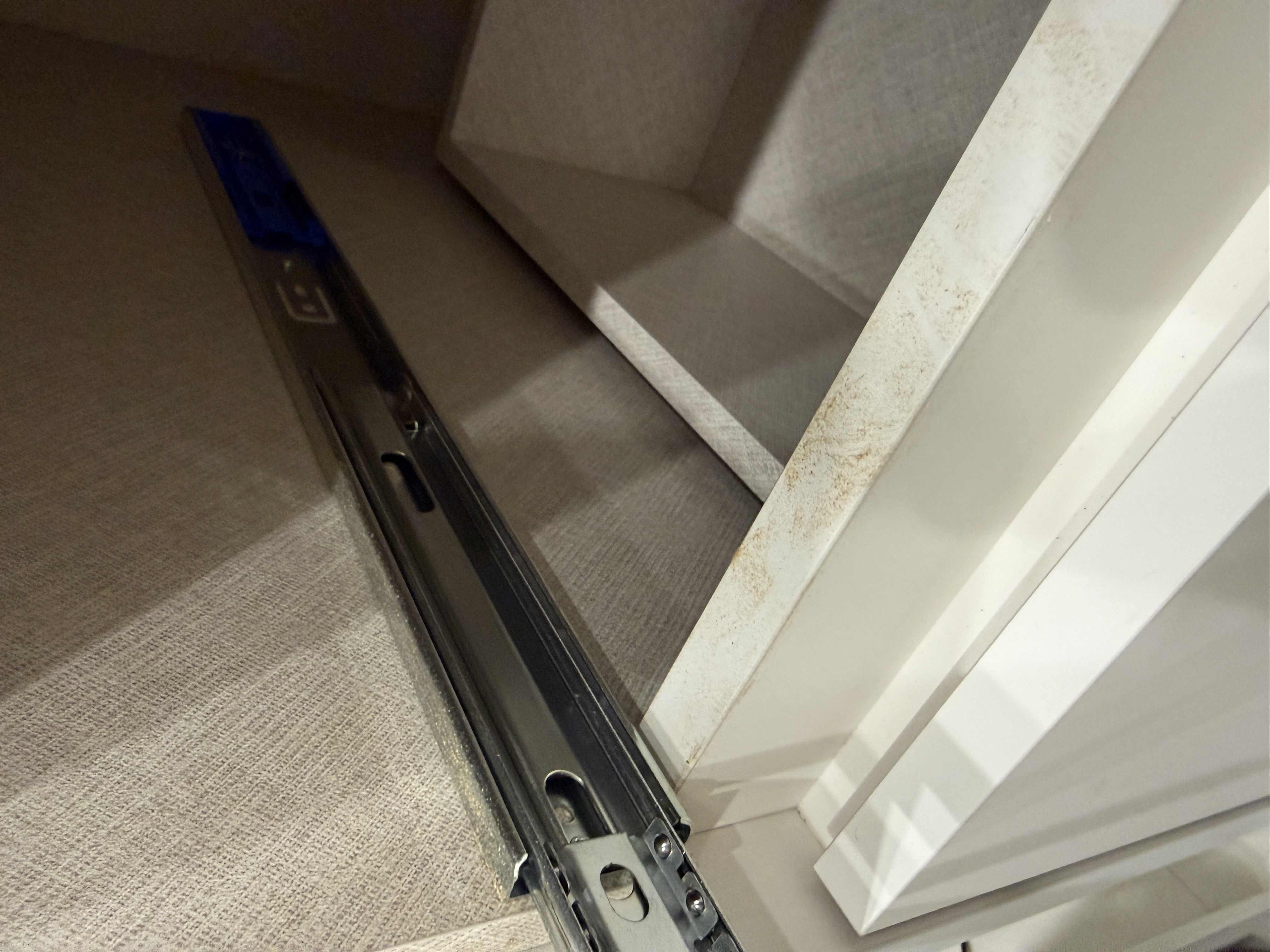 수납장 레일, 수납장 위